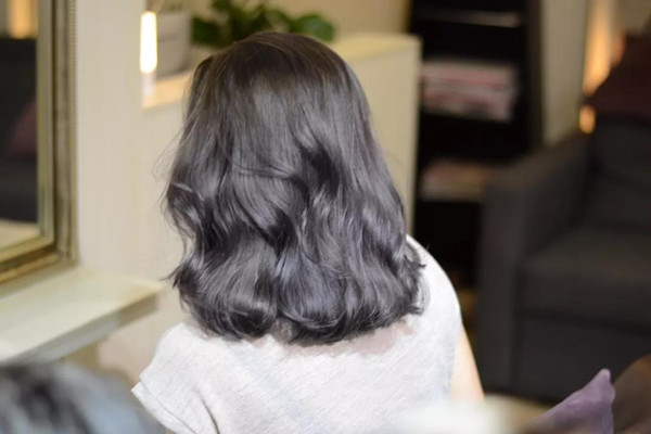 染发什么颜色好看显白，染发什么颜色显年轻