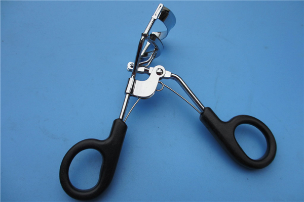 睫毛夹对睫毛有害吗，睫毛夹把睫毛夹断了还会在长吗