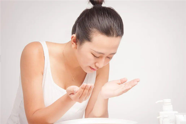 洗脸可以让皮肤变好吗，洗脸加什么可以美白