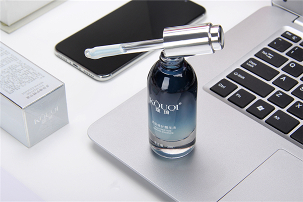 精华液用完多久涂乳液，精华液用完脸上黏黏的怎么回事