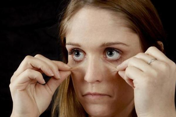 眼袋为什么是青黑色，眼袋为什么早上冰敷晚上热敷