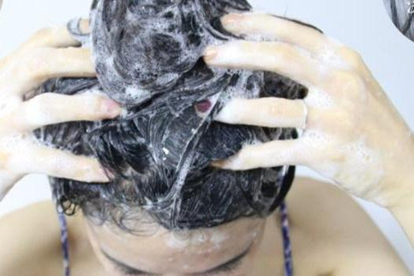盐水洗头能治脱发吗，盐水洗头的好处