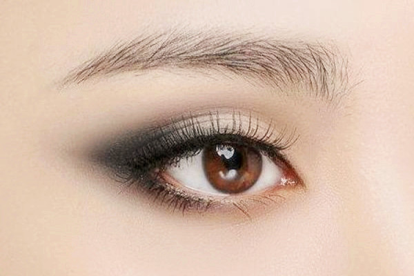 假睫毛可以夹吗，假睫毛可以刷睫毛膏吗