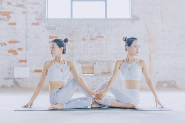 练瑜伽前可以吃东西吗，练瑜伽的好处有哪些