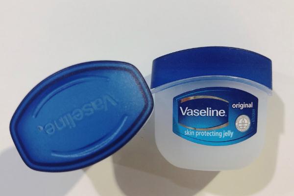 凡士林有消炎作用吗，凡士林会让皮肤变黑吗