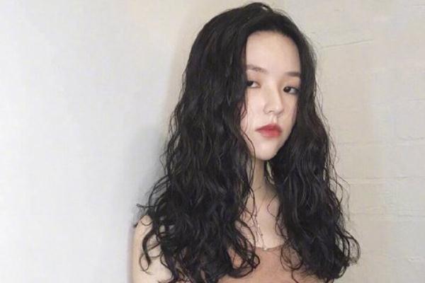 热烫可以烫到发根吗，热烫可以用弹力素吗