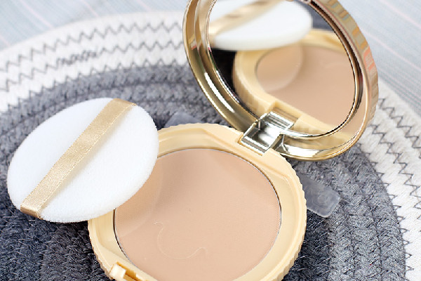 粉饼是干什么有用的，粉饼和粉底液一样的吗