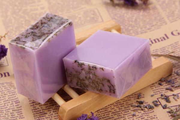 用手工皂洗头发好吗，用手工皂爆痘