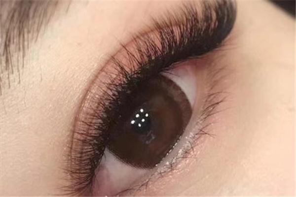 种睫毛用的什么胶，种睫毛胶水弄到眼睛里怎么办