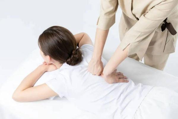 精油开背会影响月经吗，来月经能用玫瑰精油吗