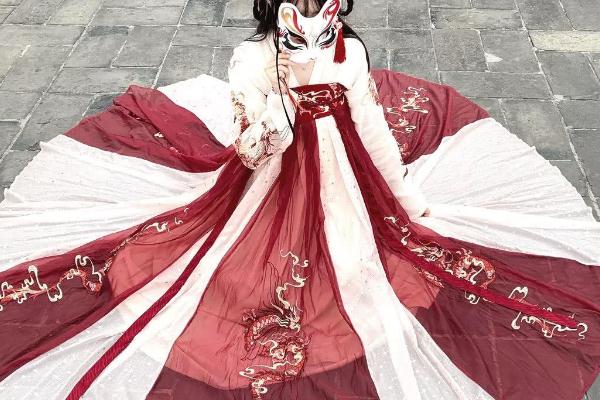 汉服要买大一码吗，汉服里面应该穿什么
