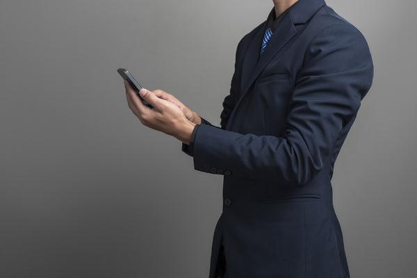 西装会掉色吗，西装会起球吗