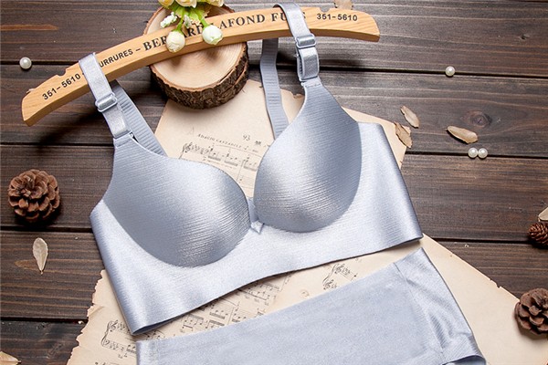 内衣会往上移怎么回事，内衣会影响胸的发育吗