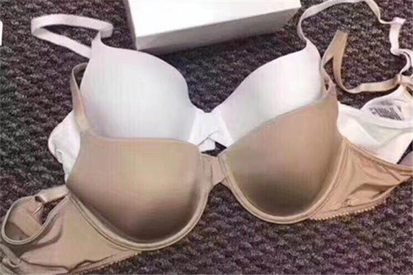 内衣勒的胸下面疼怎么回事，内衣勒后特别痒怎么办
