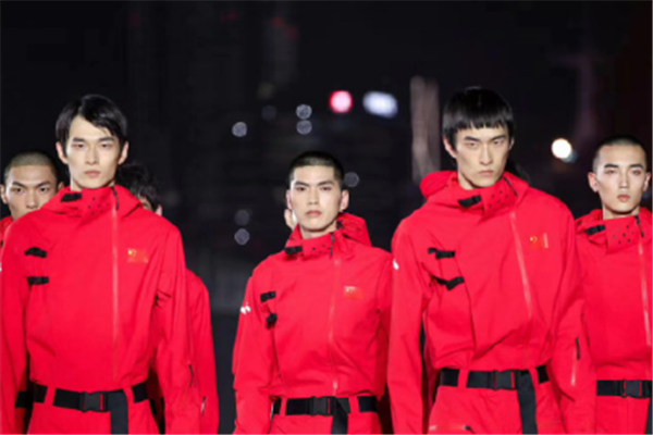 安踏国旗运动服哪里买，安踏国旗系列新品鞋都叫什么