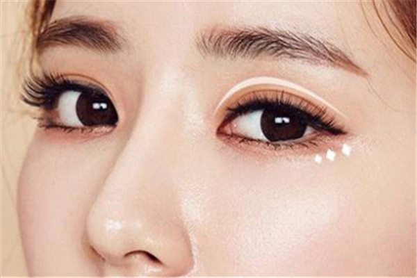 双眼皮手术后可以看手机吗，双眼皮手术多久能看手机