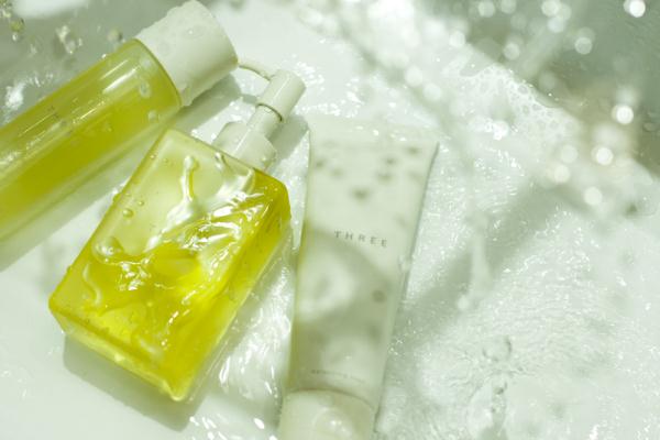 卸妆油是卸妆水吗，卸妆油为什么要干手干脸