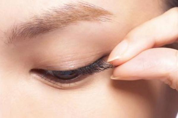 戴假睫毛对眼睛有害吗，假睫毛会伤害真睫毛吗