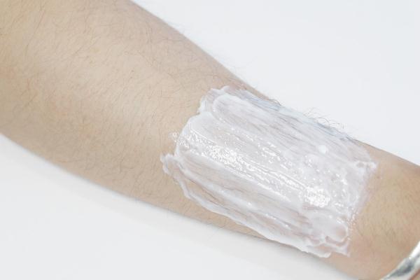 脱毛膏是洗澡前用还是洗澡后，脱毛膏是干着用还是湿着用