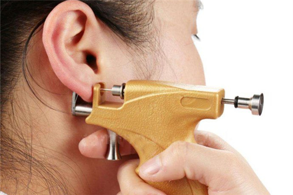 耳洞旁边长了个小疙瘩，耳洞旁边有小疙瘩怎么办