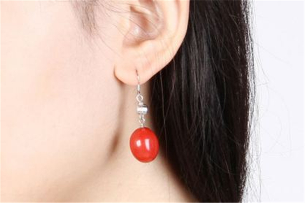 打耳洞后耳垂红肿变厚，打耳洞后耳垂变厚怎么办