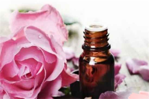 玫瑰精油白天可以用吗，玫瑰精油可以淡斑吗