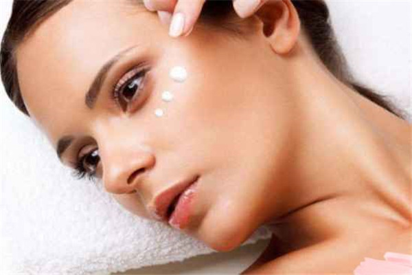 如何帮助皮肤锁住水分，帮助皮肤锁水的小技巧