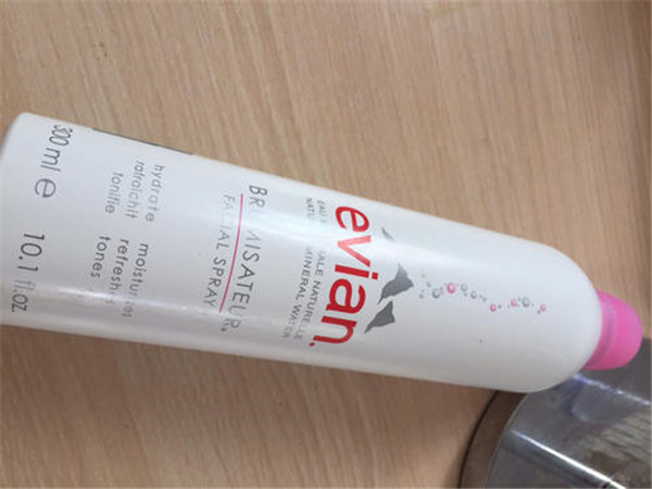 依云矿泉水喷雾适合油性皮肤吗，依云矿泉水喷雾油性皮肤好用吗