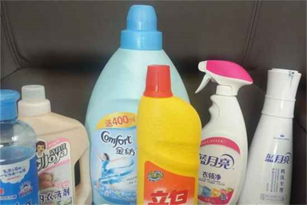 白色衣服怎么洗更白，怎么来洗白色衣服