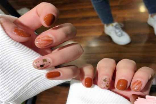 卸甲水会腐蚀衣服吗，卸甲水遇热会怎么样