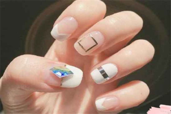 甲片粘合剂怎么用，美甲粘合剂使用方法