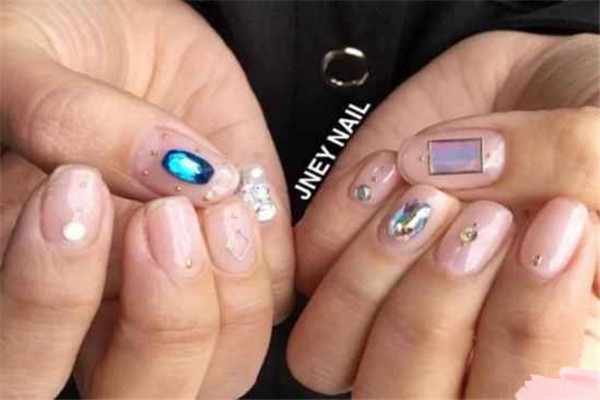 清新色块撞色美甲怎么做，甲油胶不涂底胶会如何