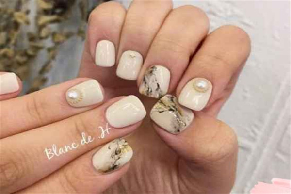 白色法式美甲怎么画，百搭法式美甲教程