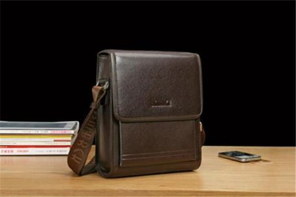 皮包脏了用什么能擦干净，皮包脏了怎么清洗的最佳方法