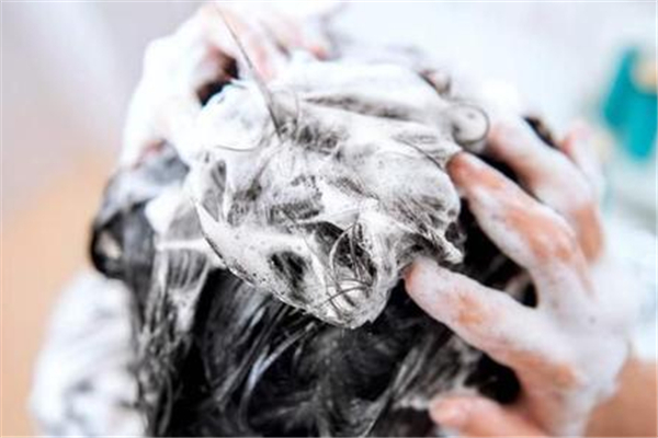 夏天多久洗一次头最好，夏天洗头发要不要吹干