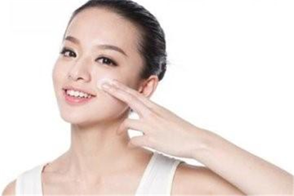 夏天脸上出油严重什么原因，夏天脸上出油用什么洗面奶