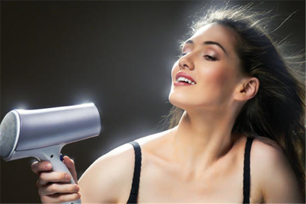 头发可以不吹干睡觉吗，头发不吹干睡觉会怎样