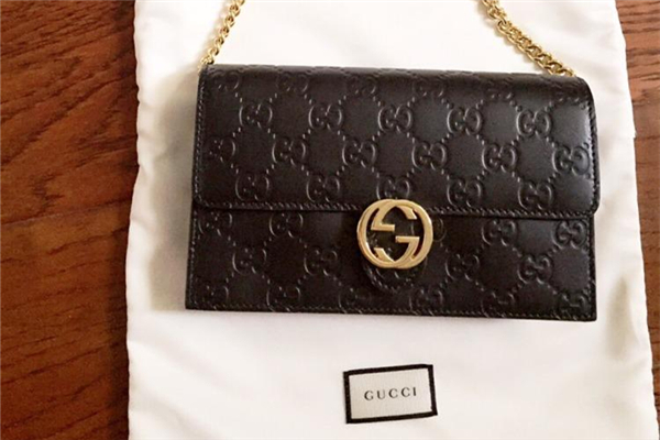 Gucci包包什么材质做的，Gucci包包怎么辨真假