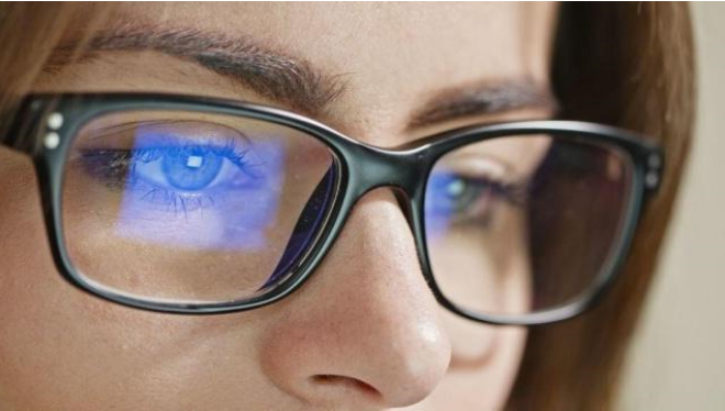 安娜柏林3合1精华油，科学成分抵御蓝光损害