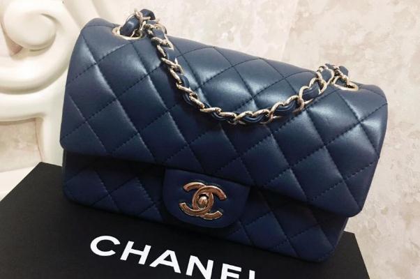 香奈儿包包的标志是什么样子的，香奈儿包包的皮质是什么