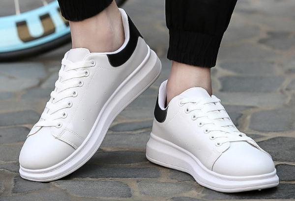 小白鞋要用纸包着晒吗，小白鞋要怎么晒才不会变黄