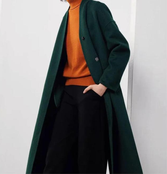 墨绿色上衣配什么颜色裤子，墨绿色衣服搭配推荐