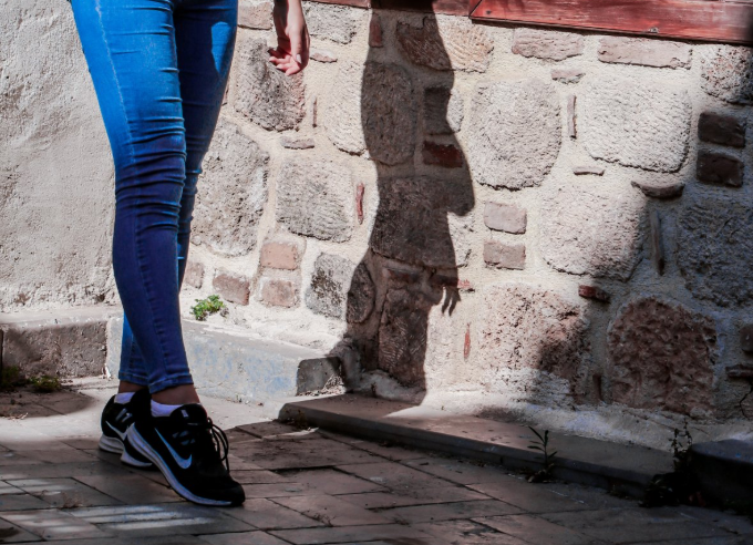 牛仔裤和运动鞋搭配吗，穿牛仔裤配运动鞋好看吗