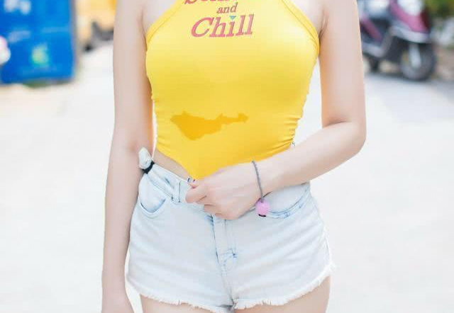 白色牛仔短裤配什么颜色上衣，白色牛仔短裤配什么颜色t恤