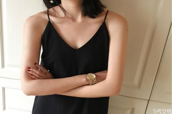 吊带背心怎么搭配外套，吊带背心外面穿什么衣服