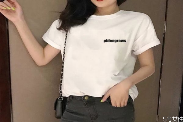 皮肤黑的人适合穿什么颜色的衣服，皮肤黑适合这些颜色