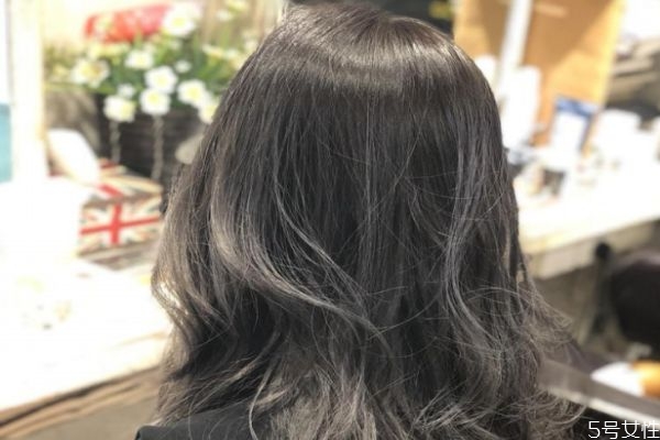 漂过的头发再打蜡会不会掉色，染发之后如何护理头发