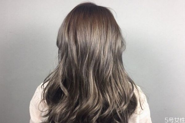 皮肤黄染什么色显白又时尚，黄皮肤染什么颜色头发