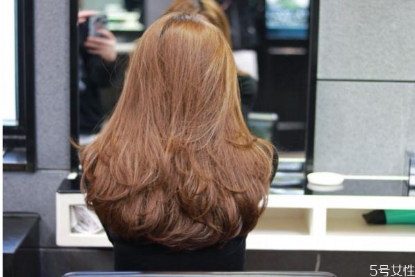 皮肤暗黄染什么颜色头发显白，染发之后怎么固色