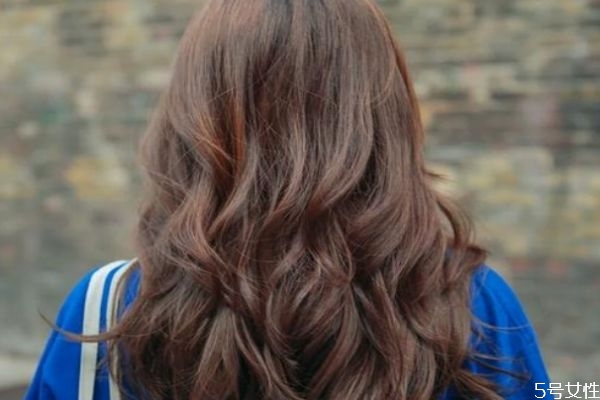 头发染完1天半能洗吗，洗过头当天可以染发吗